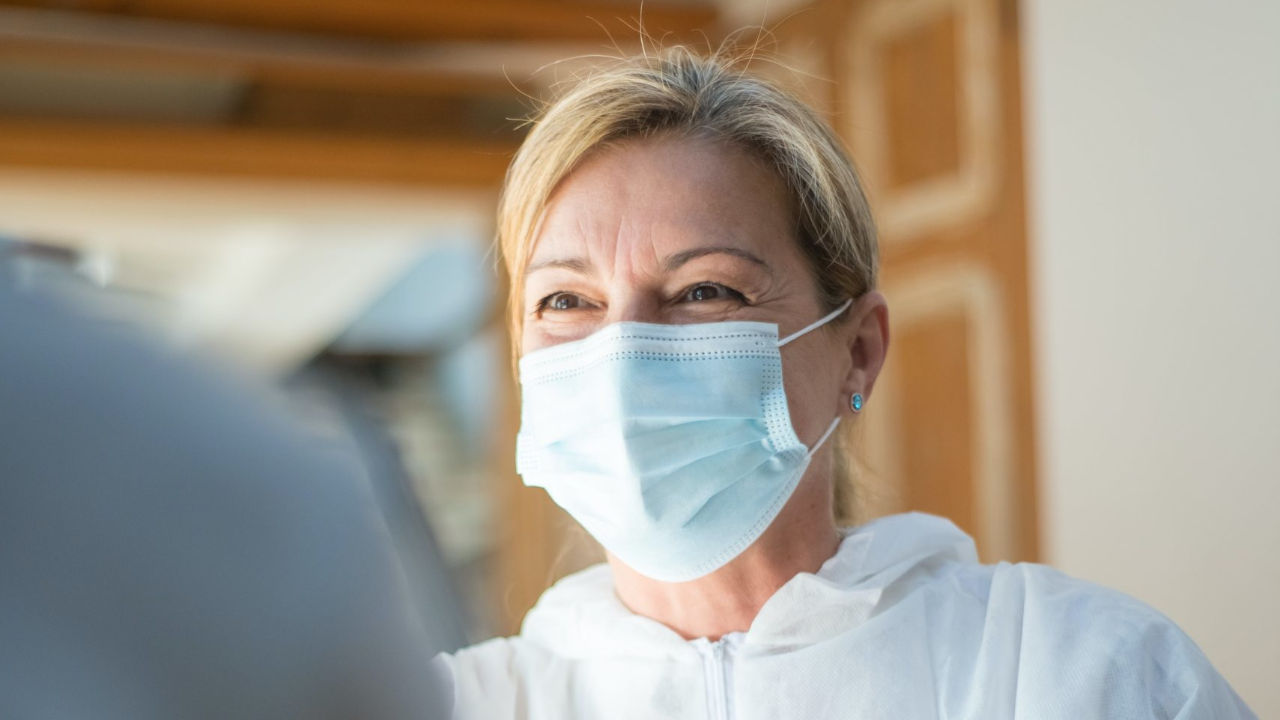 Une infirmière portant un masque FFP 1.