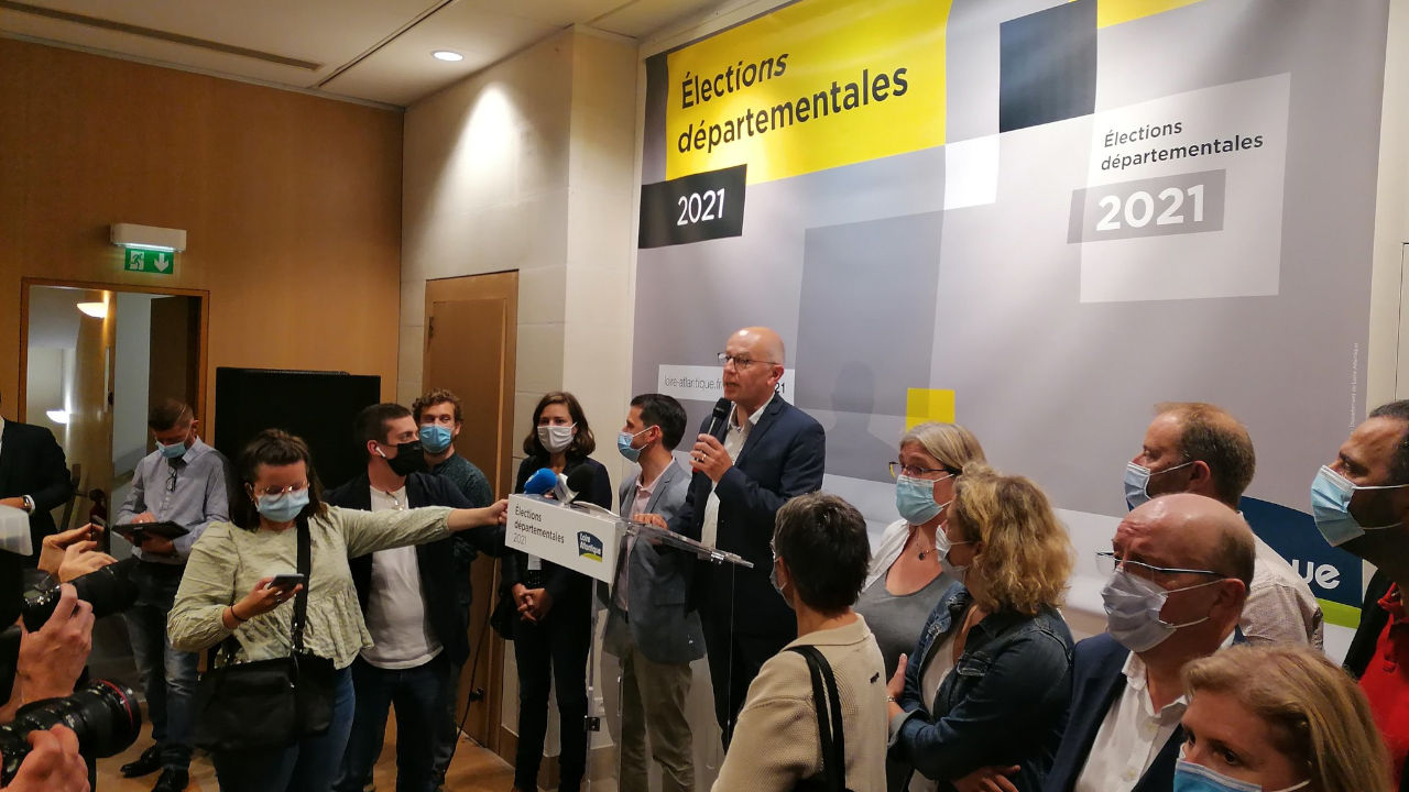 Michel Ménard au micro lors d'une intervention pour les élections départementales de 2021.
