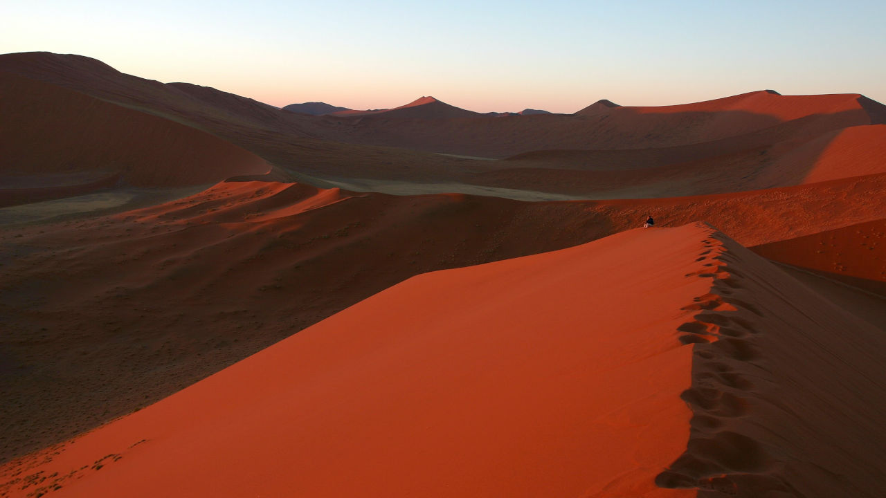 Des dunes de sable, dans un désert.