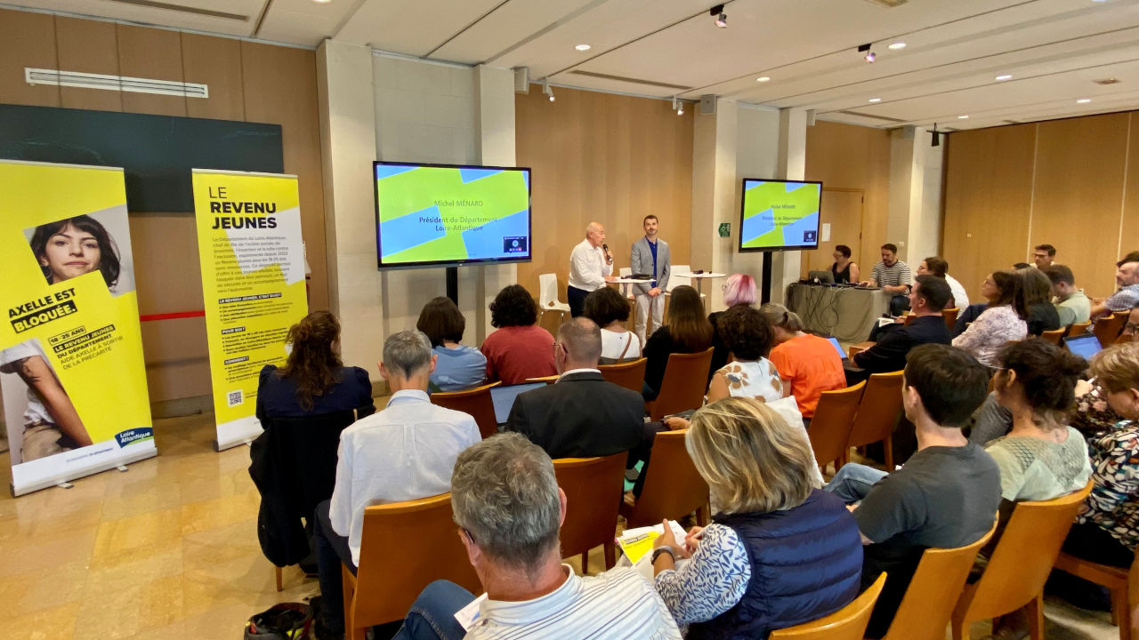 Personnes assistant à une conférence sur le revenu jeunes.