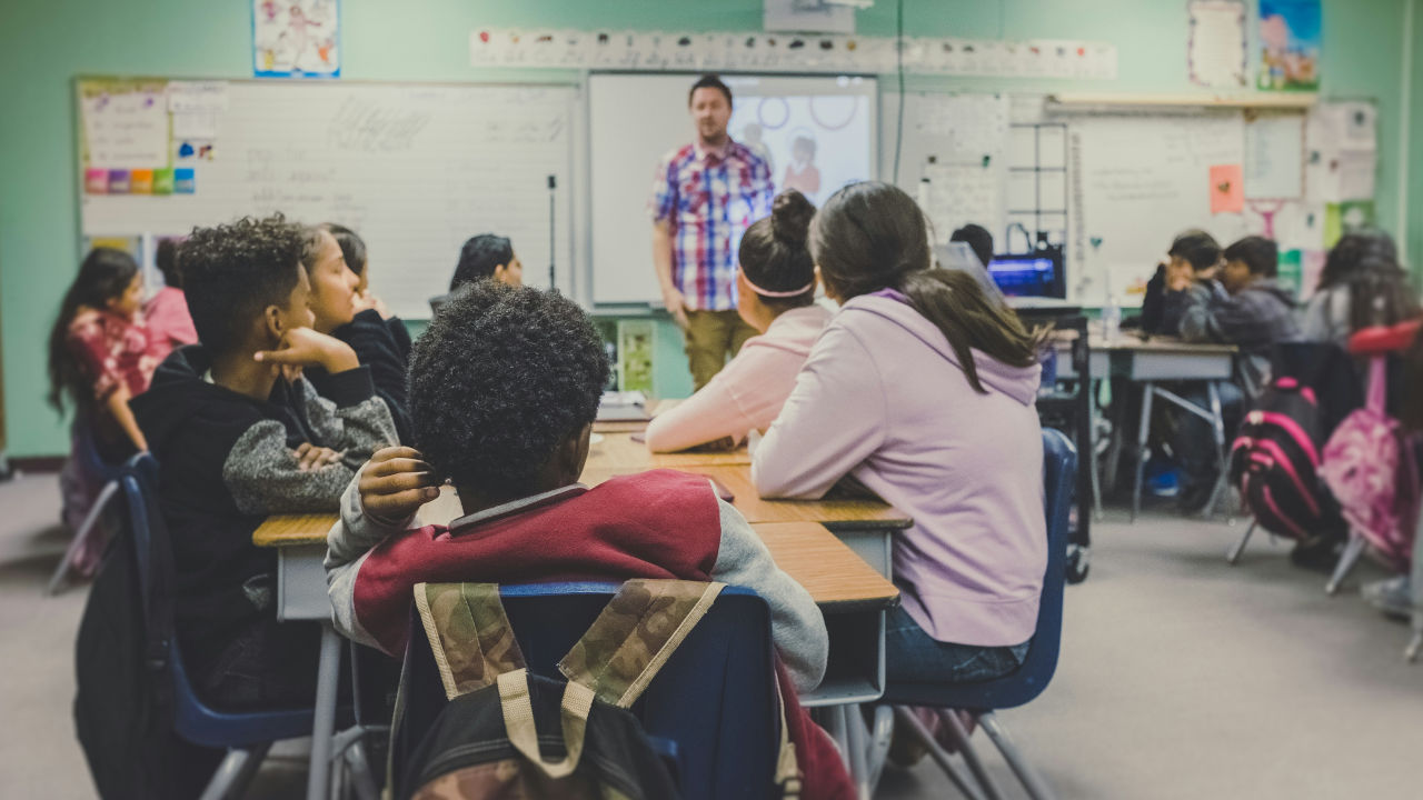 Des élèves dans une salle de classe.